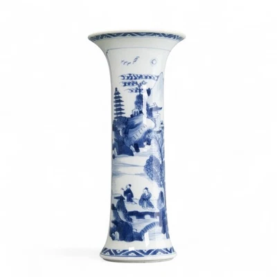 Jarrón chino Kangxi, Gu, figuras, Kangxi, alrededor de 1700. Porcelana azul y blanca. Foto 1 de 4
