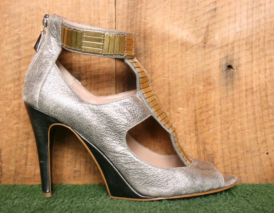 Sandalias esculpidas de tacón de aguja de 4" de cuero de peltre con eslabones de barra dorada RACHEL ROY talla 7,5 Foto 1 de 4