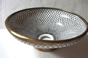 Fregadero de cerámica marroquí artesanal: borde de latón escala de pescado blanco y negro - Imagen 1 de 9