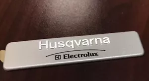 Insignia de placas de identificación con emblema Husqvarna, por fundición a presión, OEM nueva - Imagen 1 de 2
