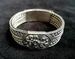 MAGNIFICO BRACCIALE IN ARGENTO A MAGLIE CON PLACCHE CESELLATE. THAILANDIA, 1900. - Foto 1 di 24