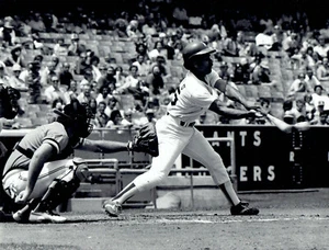 1977 Wire Photo hitting homerun Los Angeles Dodgers baseball Davey Lopes - Picture 1 of 2