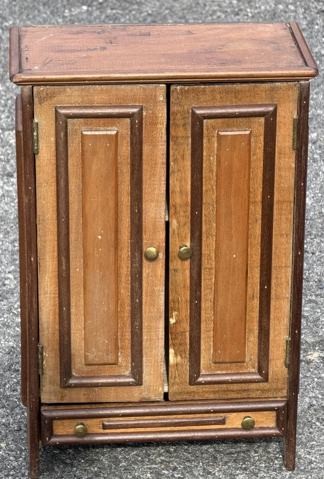 Armario de dos puertas miniatura de pino y madera mixta de arte popular de Nueva York alrededor de 1890 Foto 1 de 4