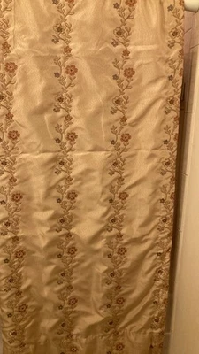 Cortinas de flores Waterford Meadow. 4 paneles con 4 lazos traseros. 86” de largo, 50” de ancho Foto 1 de 4