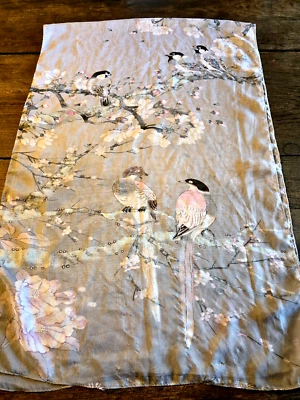 De colección. Bufanda Poliéster Gris, Tema Pájaros Sobre Ramas, 62"L, 20"W Foto 1 de 4