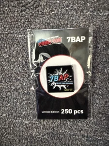 Spilla smaltata 7BAP Colleziona la tua infanzia NYCC 2025 esclusiva LE 250 pezzi - Foto 1 di 2