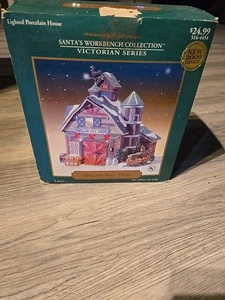 Weihnachtsmann Werkbank Weide Hügel Bauernhof beleuchtet Porzellan Weihnachtsdorf viktorianisch - Bild 1 von 4