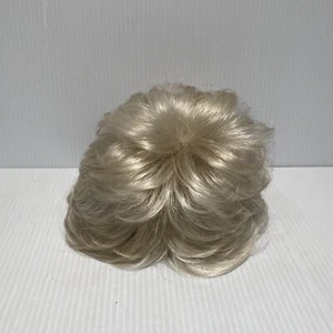 WINNER Ultra PETITE PREMIUM Perücke von RAQUEL WELCH - Farbe ist eissüße Creme, Neu mit Etikett - Bild 1 von 9