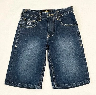 Bermuda jeans AKADEMIKS lavagem escura com bordado masculina tamanho 7 - Imagem 1 de 4