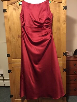 IMPRESIONES ROJO SATINADO, VESTIDO VEE ESPALDA, TALLA 20, USADO UNA VEZ, LIMPIADO EN SECO. Foto 1 de 4