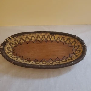Bandeja de mano vintage de madera y tejida de 13" de origen desconocido - Imagen 1 de 6