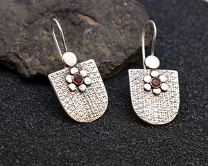 Pendientes largos granate plata de ley texturizados y flor, piedra de nacimiento de enero - Imagen 1 de 10
