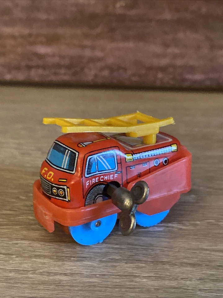 TIN WIND UP TOY JAPAN FIRE CHIEF caminhão de bombeiros vermelho com escada amarela chave de metal vintage - Imagem 1 de 4