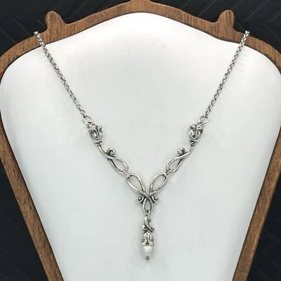 "Collar Brighton Floral Vine Y colgante de perlas en tono plata cadena retirado 18""" Foto 1 de 4