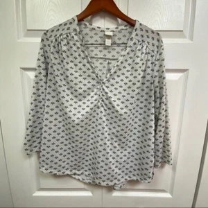 H&M White v-neck 3/4 Sleeve light Blouse with buttons - Picture 1 of 8