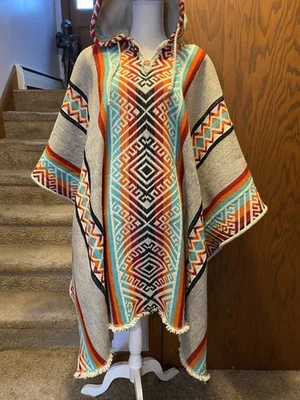 Poncho Anzestral Premium con Capucha Foto 1 de 4