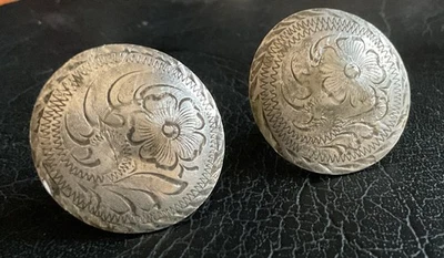 2 Concho de metal flor grabado tono plata usado Foto 1 de 4