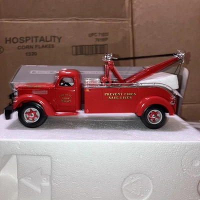 First Gear 1949 International KB10 Tow Truck Saint Louis Fire Dept. 19-2743 - Image 1 of 4