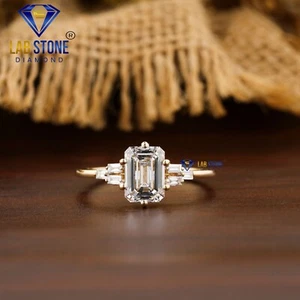 Anello con diamanti taglio smeraldo e baguette 1,33 TCW pietra da laboratorio oro giallo 18k - Foto 1 di 5