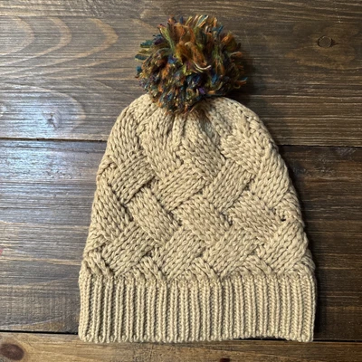 Gorro de invierno Scala pompón colorido grueso tejido con cable cruzado beige Foto 1 de 4