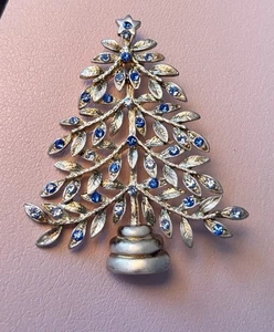 Kenneth Cole silberfarbene & blaue Strass verzierte Weihnachtsbaum Anstecknadel Brosche - Bild 1 von 4