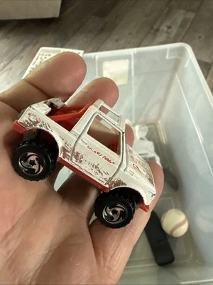 Hot Wheels 4x4 Dirty Dog Suzuki Samurai Tracker Blanco Diecast Escala 1/64. Foto 1 de 4