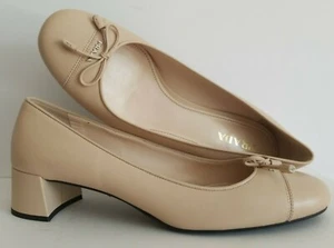 Zapatos de salón Prada clásicos de cuero nude punta redonda tacón medio arco logotipo EU 40 I LOVE SHOES - Imagen 1 de 7