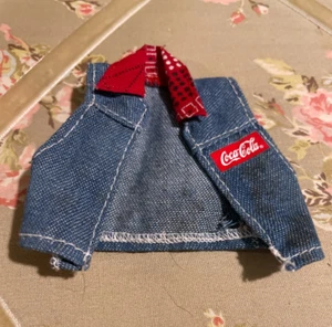 Chaleco Vaquero Barbie Coca-Cola Vintage Con Bandana Roja Bufanda Muñeca Ropa - Imagen 1 de 3