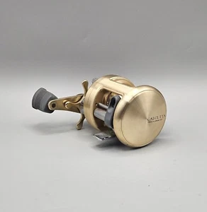 Carrete de baitcasting redondo dorado vintage Shimano Calcutta 50 Japón - Imagen 1 de 10