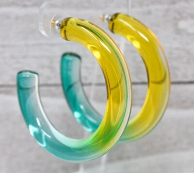 PENDIENTES ARO GRUESOS TRANSLÚCIDOS OMBRE LUCITE AMARILLO, VERDE AZULADO 2,25"  Foto 1 de 4