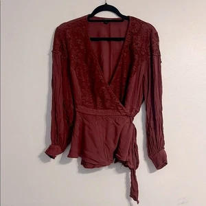 Torrid Boho romantische Cottagecore Faux Wickel Burgunderrot Bluse mit Schößchensaum - Bild 1 von 5