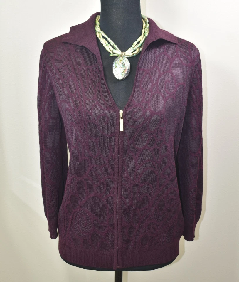 Suéter tejido ciruela profunda etiqueta negra ST. JOHN SJ tono dorado logotipo cremallera tirar y barra Foto 1 de 4