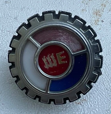 1977-78 = moldura emblema parrilla delantera Ford Ltd #D70B-8B369 = pieza OEM Foto 1 de 4