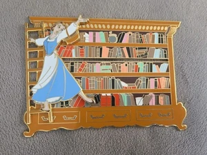 Spilla Fantasy Disney Belle, sulla scala In Biblioteca si muove  - Foto 1 di 5