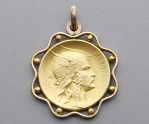 Ciondolo francese antico. Merovee, guerriero celtico, casco. Medaglia Placcatura Mura - Foto 1 di 2