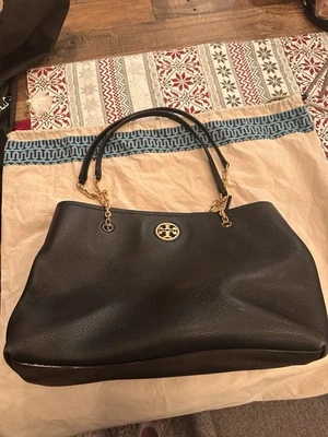 Bolso de mano Tory Burch de cuero negro con eslabones de cadena Foto 1 de 4