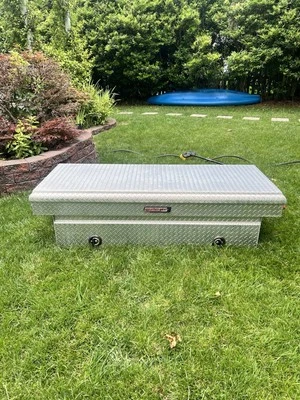 Caja de herramientas de protección contra el clima usada, 19 pulgadas de alto, 72 pulgadas de ancho Foto 1 de 4