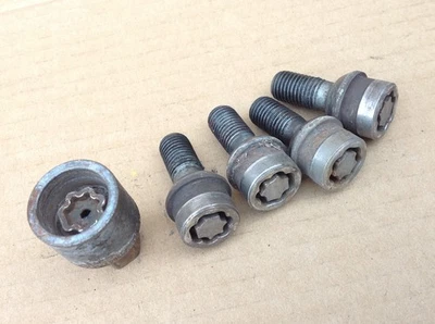 Eixo de controle traseiro Nissan Juke Crossmember Bush 55045-5723R - Imagem 1 de 4