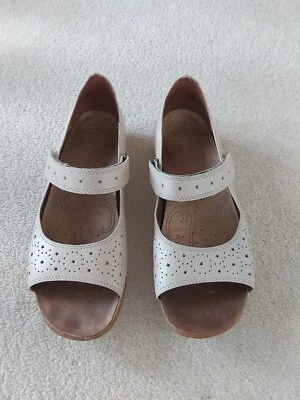 Sandalias Clarks Active Air para dama talla 4,5 color beige dorado, correa,  Foto 1 de 4