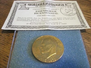 Moneda de dólar Eisenhower enchapada en oro bicentenario 1776-1976 con estuche/papeleo - Imagen 1 de 2