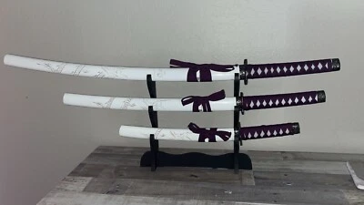 钢质优雅:白色 Katana 套装带梅色装饰 — 第 1/3 张图片