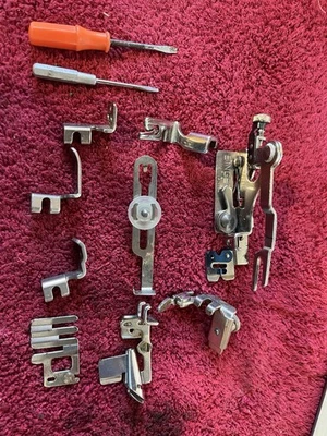 Lote de acessórios para pés de máquina de costura Singer Simanco Ruffler e outros feitos nos EUA - Imagem 1 de 4