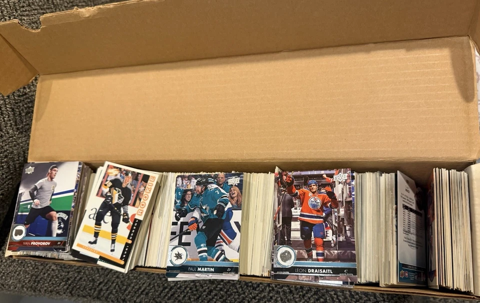 Hockey Card Lot 800+ Cards Commons Base Stars 4.5 lbs of Bulk Cards NHL - Image 1 of 1