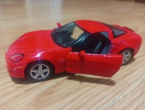 Kinsmart 2007 Chevrolet Corvette Z06 auto pressofusa scala 1:36 rosso  - Foto 1 di 4