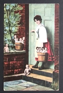 Frau trägt Babys in Eimern Fantasy Humor lustige Comic Postkarte um 1910 - Bild 1 von 3