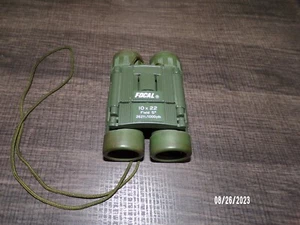 Vintage Focal 10x22 Field 5 Degree 262 ft/1000 yds Folding Green Binoculars - Picture 1 of 12