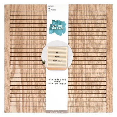 Tablero de letras en superficie con letras clavijas, tablero de letras de madera Foto 1 de 4