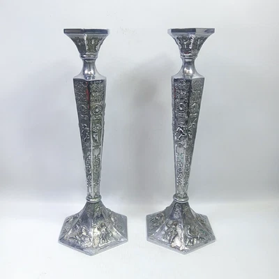 Antiguo CANDELABRO HOLANDÉS REPUJADO Plateado CANDELABRO 12" Alto Lote de 2 Foto 1 de 4