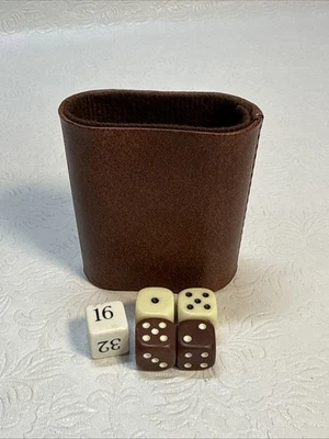 Dados de backgammon y 1 taza Foto 1 de 4