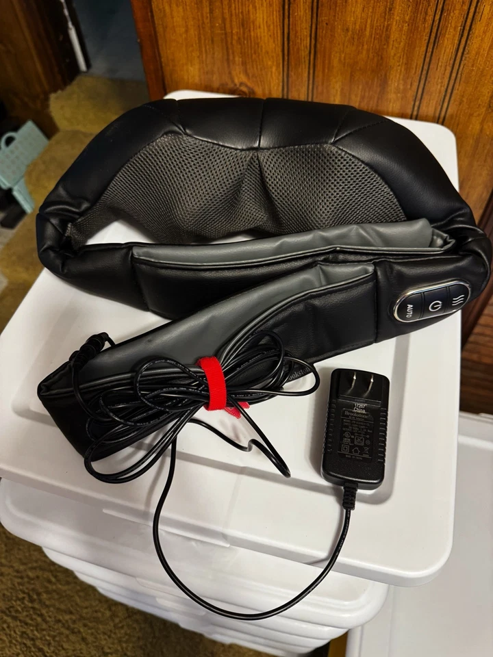 Masajeador Shiatsu Brookstone con calefacción de cuello y hombros  Foto 1 de 3